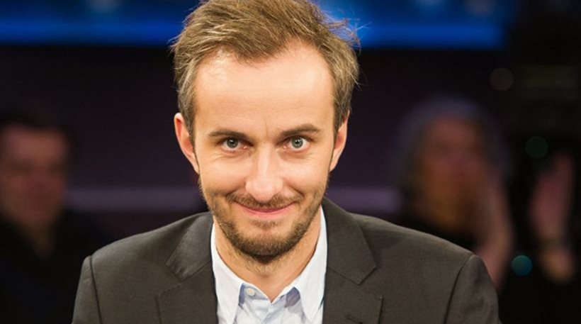 Ο κωμικός που πρόσβαλε τον Ερντογάν ξεσπά: Η Μέρκελ με «σέρβιρε για τσάι» στον τύραννο