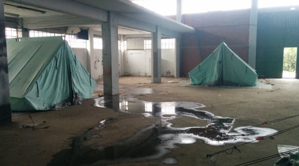 Guardian: «Ούτε για σκυλιά δεν κάνουν οι νέοι καταυλισμοί προσφύγων στην Ελλάδα»