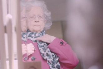 Απίστευτο: Είναι 100 ετών και ποζάρει για την Vogue - ΒΙΝΤΕΟ