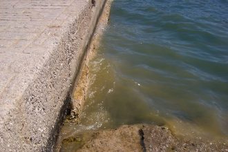 Κάτω Αχαΐα: Έσπασε ο αγωγός και γέμισε... λύματα η θάλασσα στον Αλισσό - Μηνύσεις από κατοίκους, Σύλλογο και Κοινότητα