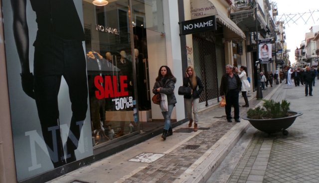 Πάτρα: Εκπτώσεις από σήμερα στην αγορά - Ανοικτά την Κυριακή τα μαγαζιά