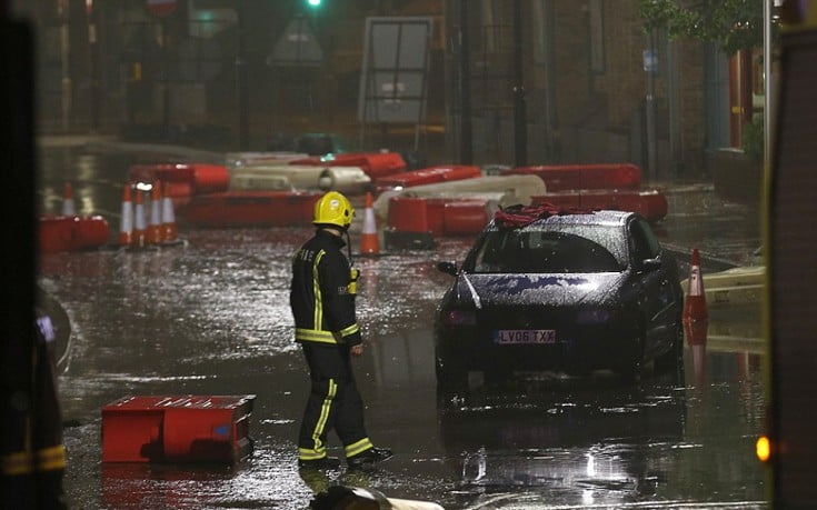 Δωδεκάωρος «κατακλυσμός» πλημμύρισε την Αγγλία - ΔΕΙΤΕ ΦΩΤΟΓΡΑΦΙΕΣ