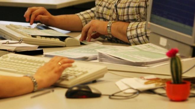 Εξόφληση φόρου εισοδήματος σε μηνιαίες δόσεις εξετάζει το ΥΠΟΙΚ