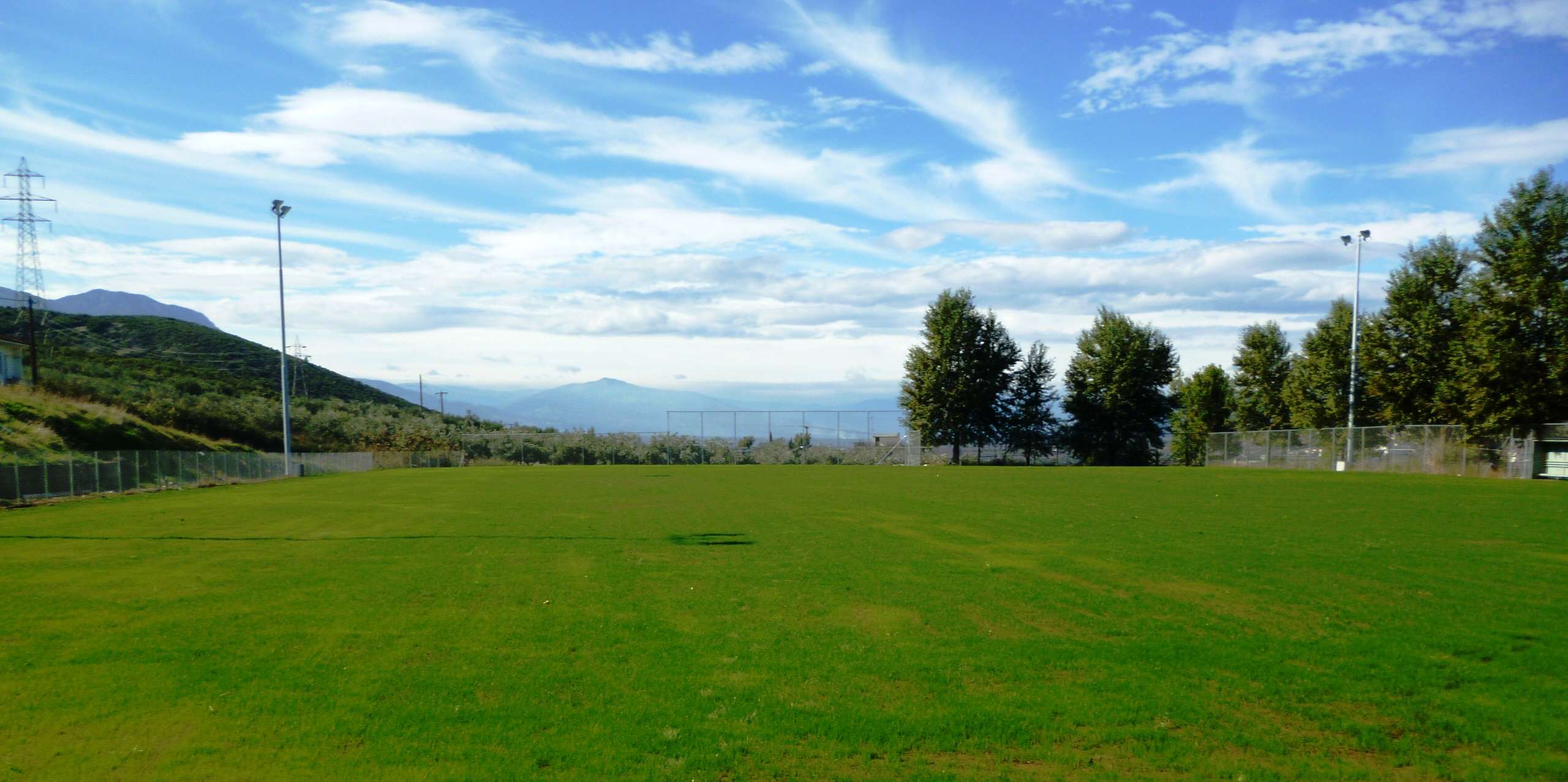 "Σήκωσαν" κοντέινερ και κλιματιστικά από το γήπεδο στην Αιγείρα