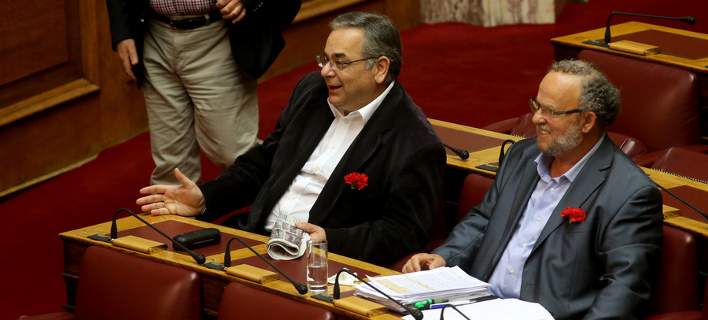 Με κόκκινο γαρύφαλλο στο πέτο όλοι οι βουλευτές του ΚΚΕ στην Ολομέλεια