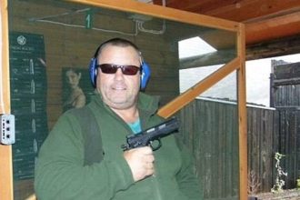 Με όπλα στα χέρια πόζαρε ο Άγγλος - κτήνος που βίαζε τα παιδιά του στην Κρήτη