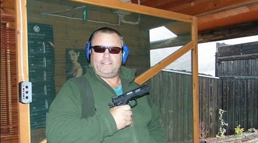 Με όπλα στα χέρια πόζαρε ο Άγγλος - κτήνος που βίαζε τα παιδιά του στην Κρήτη