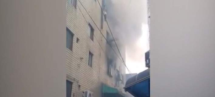 Μάνα σε απόγνωση πετάει τα 3 παιδιά της από τον 4ο όροφο φλεγόμενου κτιρίου - BINTEO