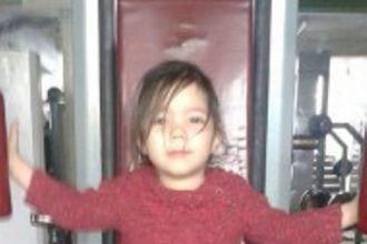 Η στιγμή που η μικρή Μαρία φεύγει από το Α.Τ. Χαϊδαρίου - BINTEO