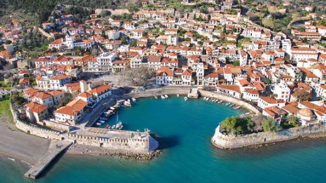 Ναύπακτος: Σύσκεψη για την αποκατάσταση σπηλαιώσεων και κρηπιδώματος του λιμανιού