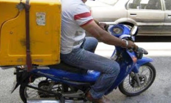 Αιγιάλεια: Επίθεση κουκουλοφόρων σε διανομέα φαγητού