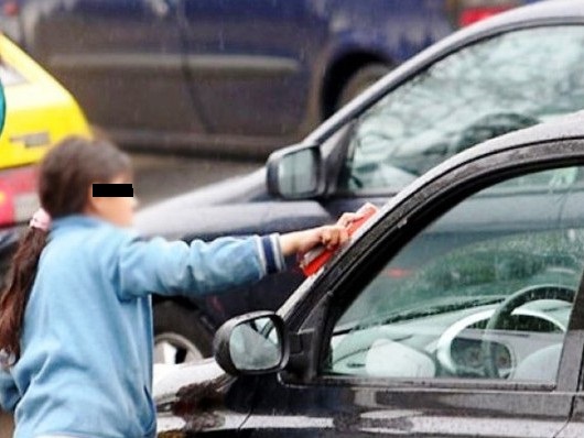 Πάτρα: Κίνδυνος θάνατος τα ανήλικα που επαιτούν ανάμεσα στα αυτοκίνητα - "Πιάτσα" η Πατρών - Κλάους και Ελευθερίου Βενιζέλου