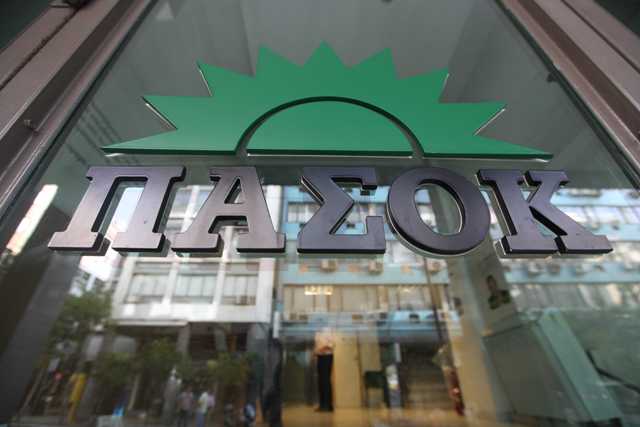 Επίθεση με βόμβες μολότοφ ενάντια στα ΜΑΤ στα γραφεία του ΠΑΣΟΚ