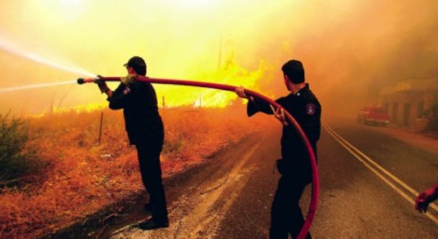 Πάτρα: Στις φλόγες Αργυρά και Καστρίτσι - Σε πύρινο κλοιό τα σπίτια