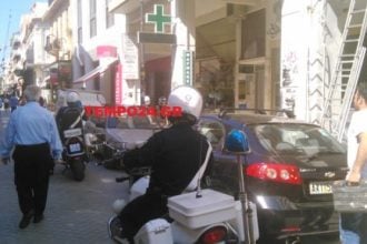 Πάτρα: ΧΑΟΣ στο κέντρο της πόλης! Οχήματα πάνω στον πεζόδρομο της Ρήγα Φεραίου - Κυκλοφοριακό στους δρόμους για γερά νεύρα! Βγήκαν τα μπλοκάκια της Τροχαίας