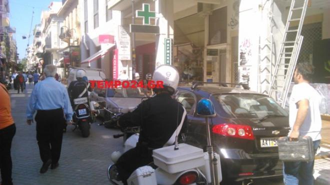 Πάτρα: ΧΑΟΣ στο κέντρο της πόλης! Οχήματα πάνω στον πεζόδρομο της Ρήγα Φεραίου - Κυκλοφοριακό στους δρόμους για γερά νεύρα! Βγήκαν τα μπλοκάκια της Τροχαίας