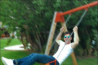 O Σάκης Ρουβάς κάνει ... κούνια!