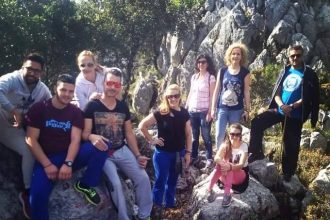 Σαντομέρι: Πιστοί στο έθιμο ανέβηκαν στην κορυφή του βουνού για το εκκλησάκι της Παναγιάς -ΔΕΙΤΕ ΒΙΝΤΕΟ και ΦΩΤΟΓΡΑΦΙΕΣ