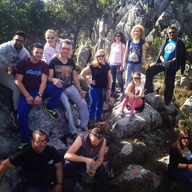 Σαντομέρι: Πιστοί στο έθιμο ανέβηκαν στην κορυφή του βουνού για το εκκλησάκι της Παναγιάς -ΔΕΙΤΕ ΒΙΝΤΕΟ και ΦΩΤΟΓΡΑΦΙΕΣ