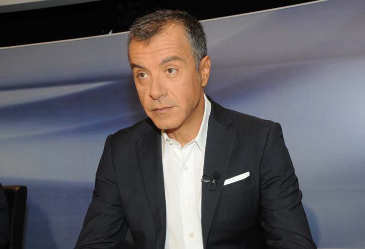 Θεοδωράκης: Η κυβέρνηση θα κλείσει την αξιολόγηση βάζοντας φόρους