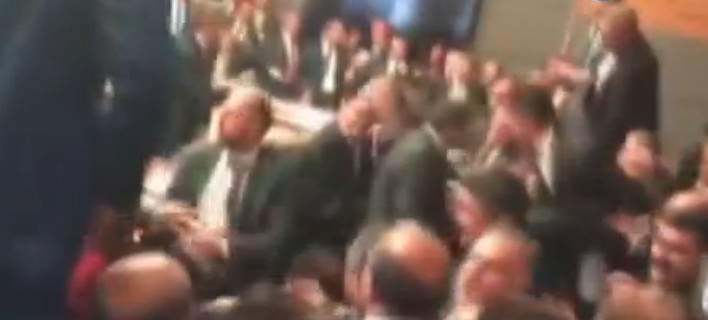 Αγριο ξύλο στην τουρκική βουλή με αφορμή την ασυλία πολιτικών - BINTEO