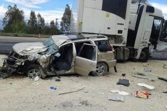 Σφοδρή σύγκρουση νταλίκας με τζιπ στην Πατρών - Κορίνθου! Άγιο είχαν οι επιβάτες...