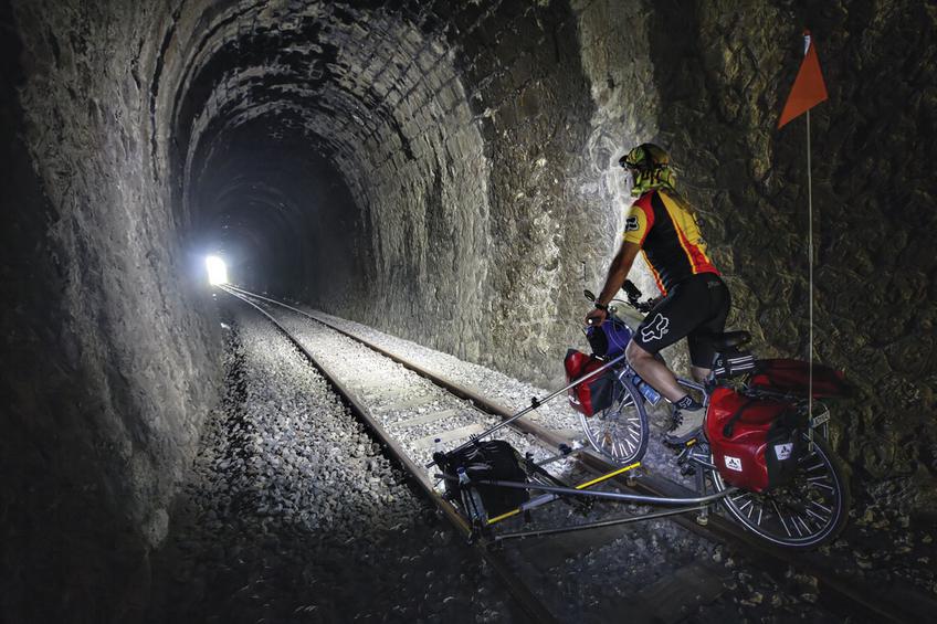 Ένας φωτογράφος κάνει το γύρο της Πελοποννήσου με το ποδήλατο - Κινείται στις... ράγες του Μοριά - ΔΕΙΤΕ ΦΩΤΟΓΡΑΦΙΕΣ