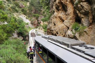 Αχαΐα: «Σκαλωμένο» σε θάμνο βρέθηκε το σακίδιο του άτυχου Βασίλη Σκανδάλη - Ανείπωτος θρήνος από τους γονείς του μικρού που τον έχασαν σε... δευτερόλεπτα μπροστά στα μάτια τους