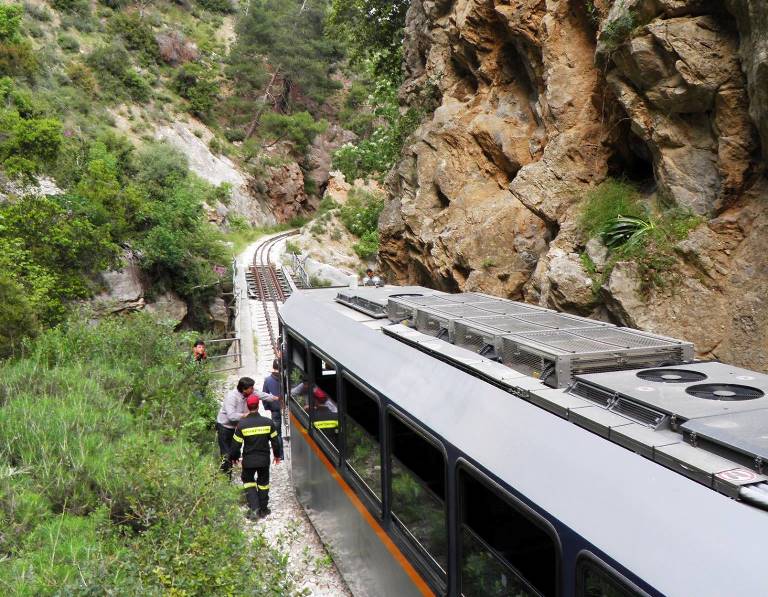 Αχαΐα: «Σκαλωμένο» σε θάμνο βρέθηκε το σακίδιο του άτυχου Βασίλη Σκανδάλη - Ανείπωτος θρήνος από τους γονείς του μικρού που τον έχασαν σε... δευτερόλεπτα μπροστά στα μάτια τους