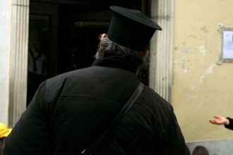 Παπάς έκλεβε επί 19 χρόνια εικόνες και λείψανα Αγίων