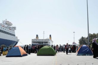 Μεγάλη ανάγκη νερού για τους πρόσφυγες στον Πειραιά