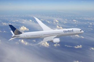 Διπλό θρίλερ σε πτήση της United Airlines πάνω από την Ελλάδα