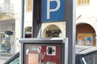 Πάτρα: Καθορισμός τελών στάθμευσης οχημάτων και τιμής διάθεσης των καρτών στάθμευσης