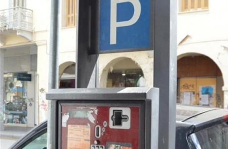 Πάτρα: Καθορισμός τελών στάθμευσης οχημάτων και τιμής διάθεσης των καρτών στάθμευσης