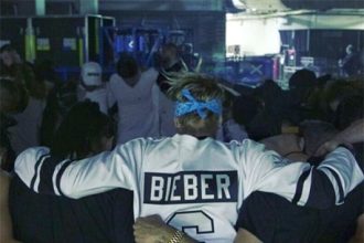 Το γύρο του διαδικτύου κάνει η "επική" τούμπα του Justin Bieber στη σκηνή - ΒΙΝΤΕΟ