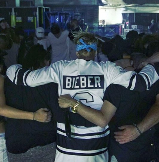 Το γύρο του διαδικτύου κάνει η "επική" τούμπα του Justin Bieber στη σκηνή - ΒΙΝΤΕΟ