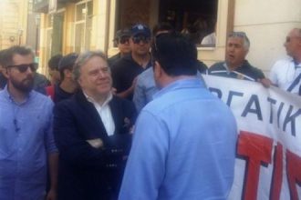 Με συνθήματα υποδέχθηκαν τον Κατρούγκαλο στο Ηράκλειο – ΒΙΝΤΕΟ