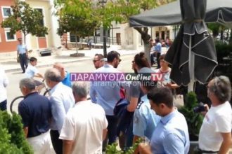 Συνταξιούχος αποδοκίμασε τον Τάσο Πετρόπουλο στην Παραμυθιά - ΒΙΝΤΕΟ