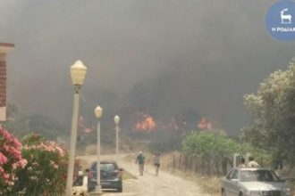 Ρόδος: Ανεξέλεγκτη η φωτιά - Εκκενώνεται οικισμός