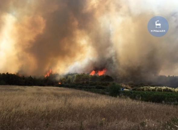 Μαίνεται η πυρκαγιά στη Ρόδο - ΒΙΝΤΕΟ