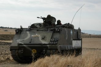 Ανατροπή τεθωρακισμένου στον Έβρο – Κινδύνευσε το πλήρωμα