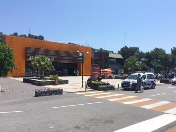 ΕΚΤΑΚΤΟ: Εκκενώθηκε εμπορικό κέντρο στη Νίκαια της Γαλλίας