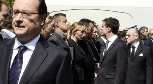 Παρίσι: Αστυνομικός αρνήθηκε να χαιρετήσει τον Ολάντ και τον Βαλς - ΒΙΝΤΕΟ