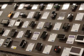 Πάτρα: 10χρονοι κλέφτες στο κέντρο της πόλης - Άρπαξαν κινητό από μεγάλο κατάστημα -Τους αναζητά η Αστυνομία - ΝΕΟΤΕΡΑ