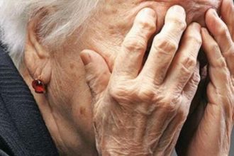 «Μαϊμού» ασφαλίστρια ξάφρισε 74χρονη στη Ναύπακτο - Της άρπαξε 400 ευρώ και χρυσαφικά!