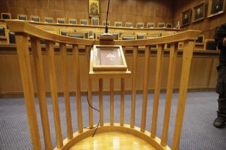 Σύλληψη εργαζομένης σε επιχείρηση για υπεξαίρεση χρημάτων