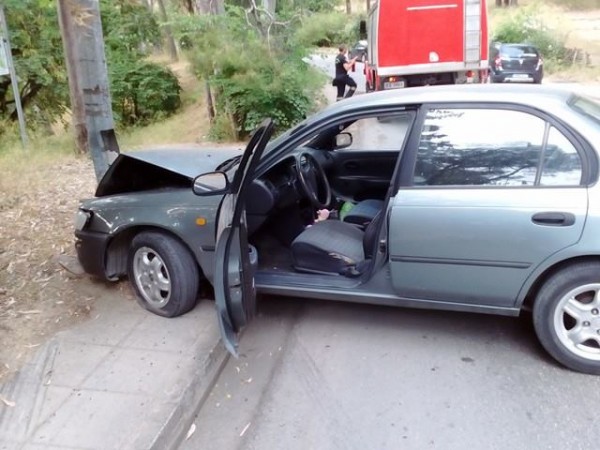 Πάτρα: ΙΧ ξεφυγε στη στροφή στο Δασύλλιο - Καρφώθηκε σε κολώνα