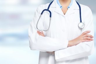 Αίγιο - Απίστευτο: 40χρονη "μαΐμού" γιατρός χειρουργούσε ασθενείς - Είχε κάνει ειδικότητα στο Νοσοκομείο Ρίου