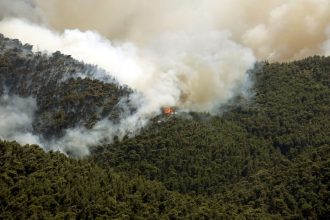 Ανεξέλεγκτη η φωτιά στα Δερβενοχώρια