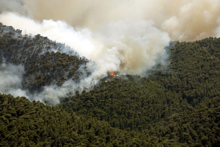 Ανεξέλεγκτη η φωτιά στα Δερβενοχώρια